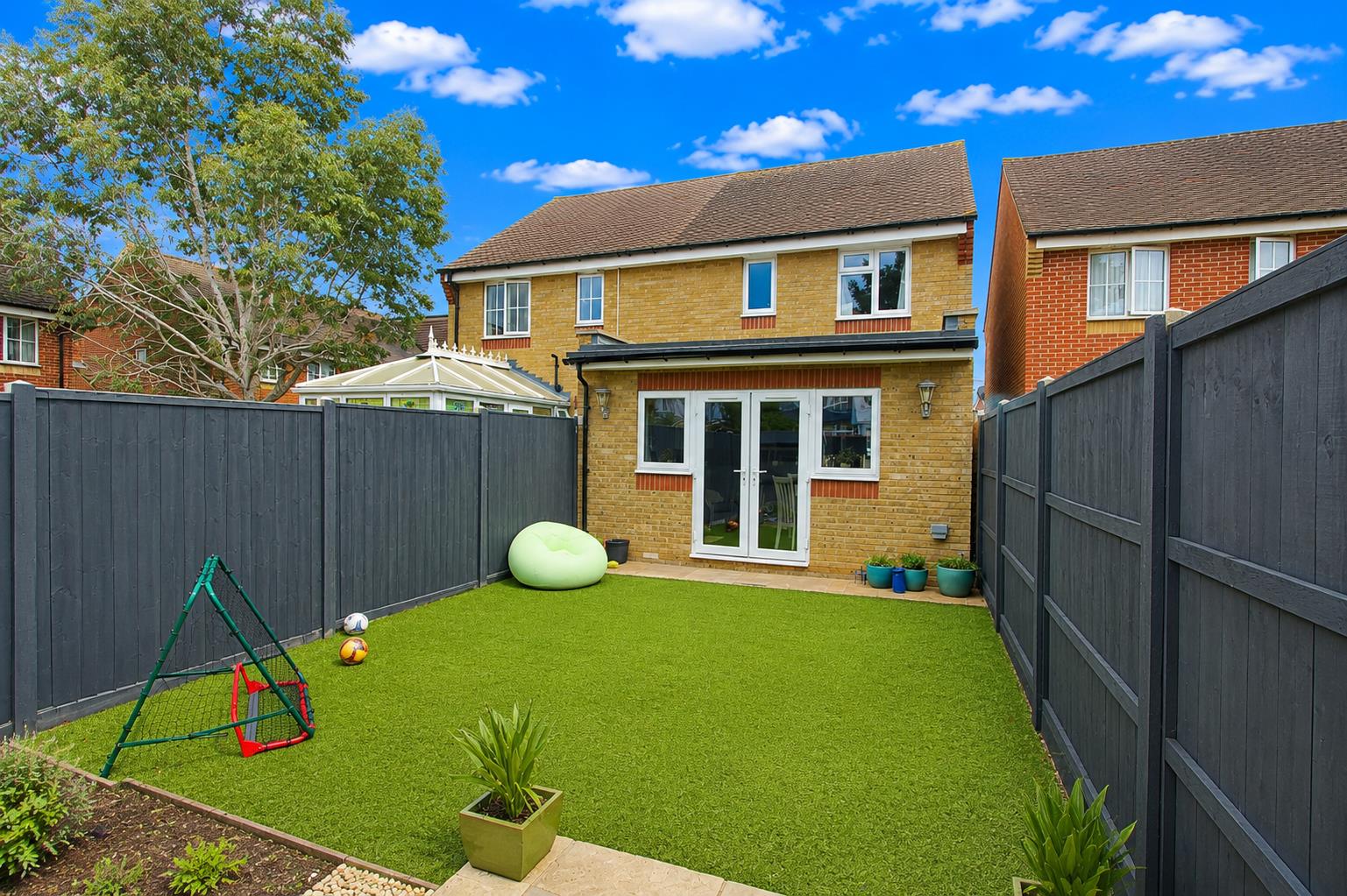 3 bed property in Amberwood Close, Wallington